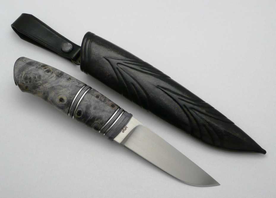 Blade in RWL-34 steel grinded by Anders Hedlund. Handle in dyed elk horn and stab. califonia buck Eye and tin spacers.