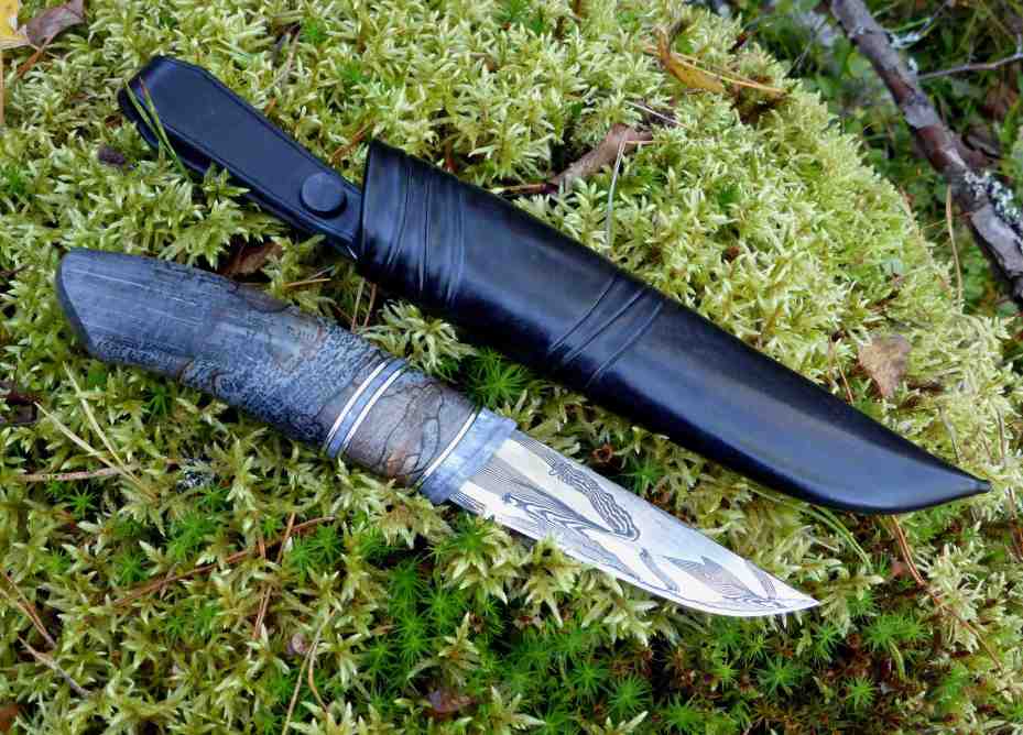Damascus blade by Kent Andersson. handle in dyed stabilized moose antler, pewter spacers and dyed stabilized spalted beech.
